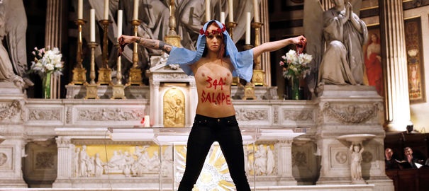 Une Femen mime un avortement et urine dans l'église de la Madeleine à Paris