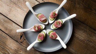 Impressionnez avec des cuillères apéritives légères de thon et concombre